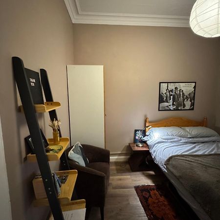 Central Room In Historic Tenement Shared Apartment Near Old Town Единбург Екстериор снимка
